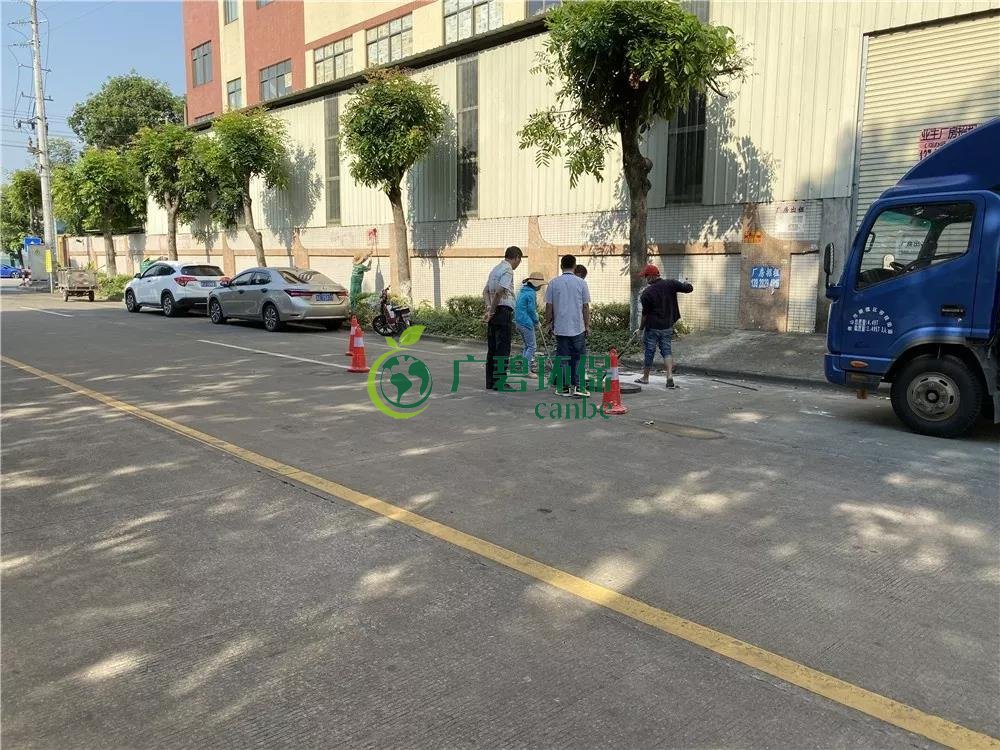 順德容桂環(huán)運(yùn)分局當(dāng)場(chǎng)抓到一男子偷倒玻璃廢渣到沙井(圖4) 順德容桂環(huán)運(yùn)分局當(dāng)場(chǎng)抓到一男子偷倒玻璃廢渣到沙井(圖4)