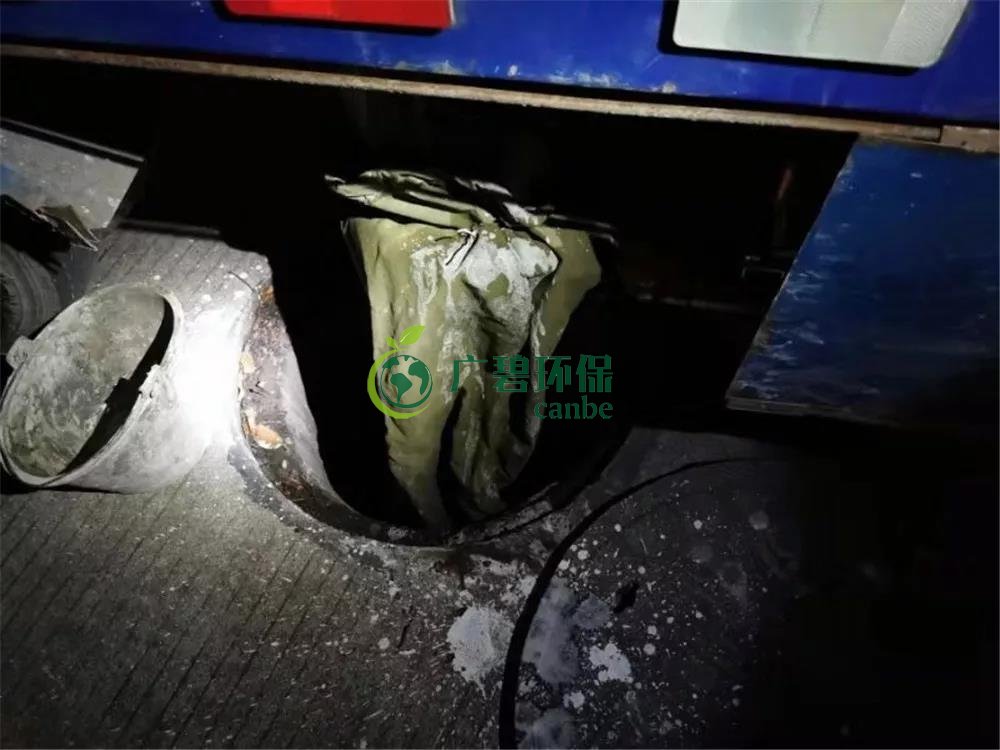 順德容桂環(huán)運(yùn)分局當(dāng)場(chǎng)抓到一男子偷倒玻璃廢渣到沙井(圖1) 順德容桂環(huán)運(yùn)分局當(dāng)場(chǎng)抓到一男子偷倒玻璃廢渣到沙井(圖1)