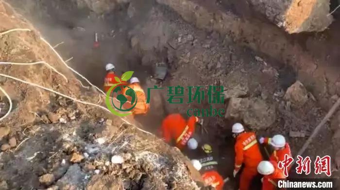 哈爾濱市一污水管網施工現場塌方(圖1) 哈爾濱市一污水管網施工現場塌方(圖1)